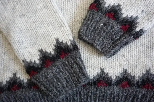 Damen Islandpullover - handgestrickt - Lopapeysa hellgrau kombi