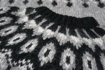 Handgestrickter Damen Islandpullover HSI-230 - hellgrau / schwarz