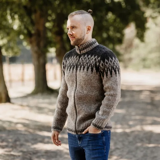 Isländische Strickjacke mit Stehkragen, braun