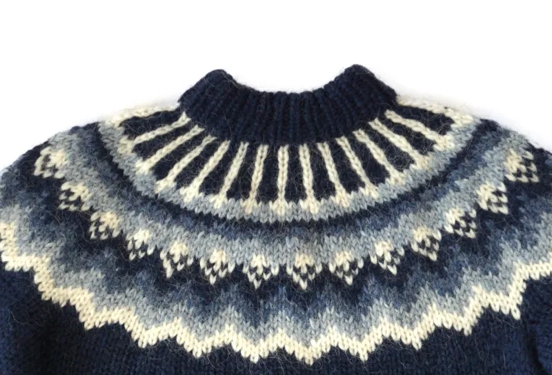 Schmaler und Langer XS Islandpullover - Handgestrickter Lopapeysa - dunkelblau