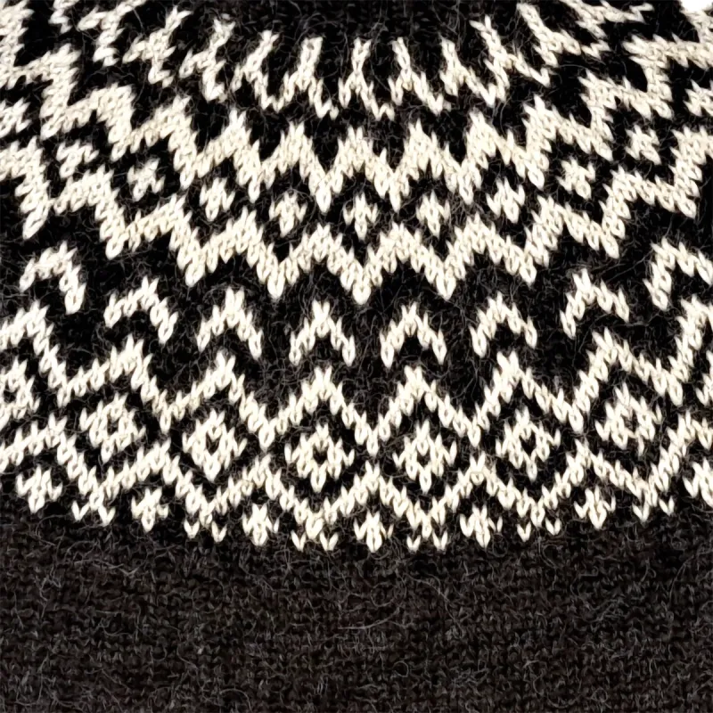Handgestrickter Islandpullover - Farbe schwarz / weiß