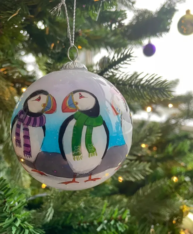 Mundgeblasene Weihnachtsbaumkugel aus Glas - Lundi - Papageientaucher