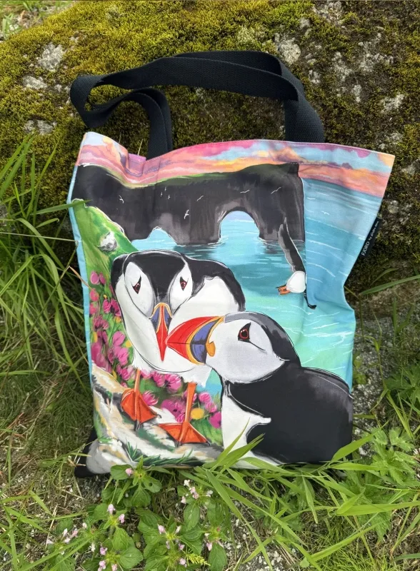 Tragetasche Papageientaucher bei Dýrholaey – Baumwolltasche mit Island-Motiv