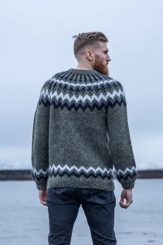 Kurzer XXL Islandpullover - Handgestrickter Lopapeysa - Frostgras