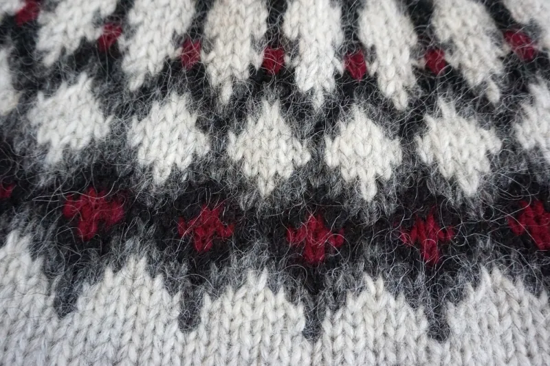 Damen Islandpullover - handgestrickt - Lopapeysa hellgrau kombi