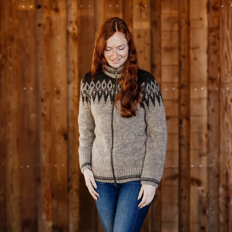 Isländische Strickjacke mit Stehkragen, braun