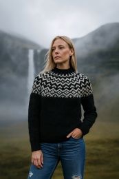 Handgestrickter Islandpullover - Farbe schwarz / weiß