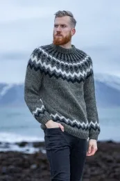 Kurzer XXL Islandpullover - Handgestrickter Lopapeysa - Frostgras
